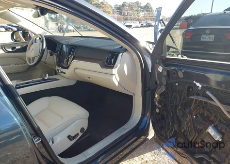 2022 Volvo Xc60 B5 Momentum z USA, uszkodzony, nr VIN YV4L12RK8N1990839